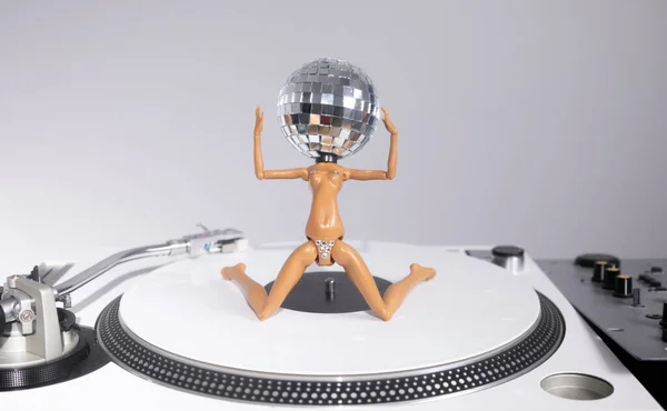 Sparkling Doll Discoball Head Dances Record Turntable — Stock Photo, Image