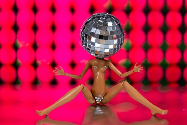 Sparkling Doll Discoball Head Dances — 图库照片