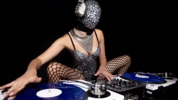 Beautiful Female Playing Turntables Sparkling Silver Costume — Vídeo de stock