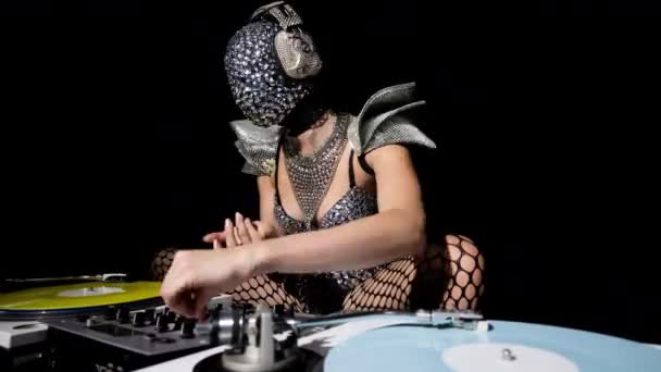 Beautiful Female Playing Turntables Sparkling Silver Costume — Vídeos de Stock