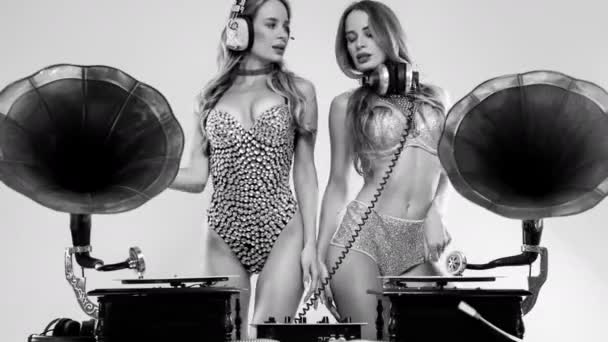ヴィンテージ蓄音機の後ろで踊る輝く銀の衣装で同じ二人の女性Dj — ストック動画