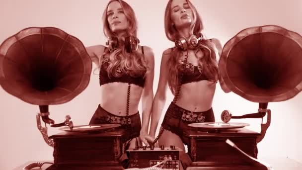 Identical Twin Female Djs Dancing Vintage Gramophones — Stock Video