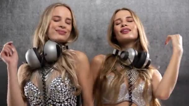 Identieke Tweeling Vrouwelijke Dansers Sprankelende Zilveren Kostuums — Stockvideo