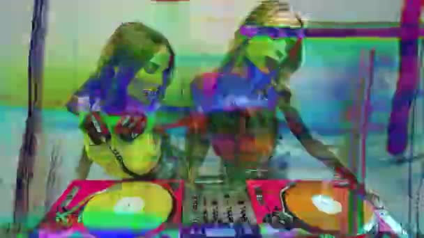 Djs Femeninos Gemelos Idénticos Bailando Detrás Tocadiscos Récords Luces Ovelrayed — Vídeos de Stock