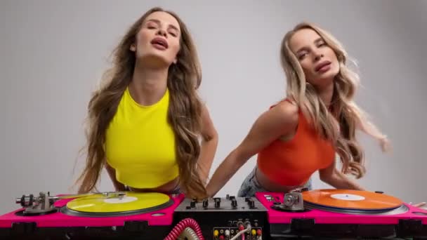 Djs Femininos Gêmeos Idênticos Dançando Atrás Gira Discos Recordes — Vídeo de Stock