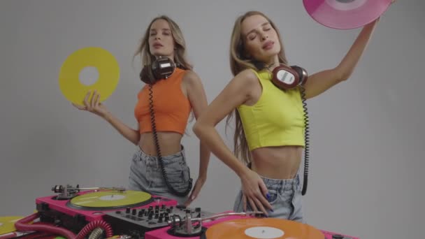 Djs Femeninos Gemelos Idénticos Bailando Detrás Tocadiscos Abanicándose Con Discos — Vídeo de stock