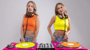 Plağın arkasında dans eden tek yumurta ikizi DJ 'ler.