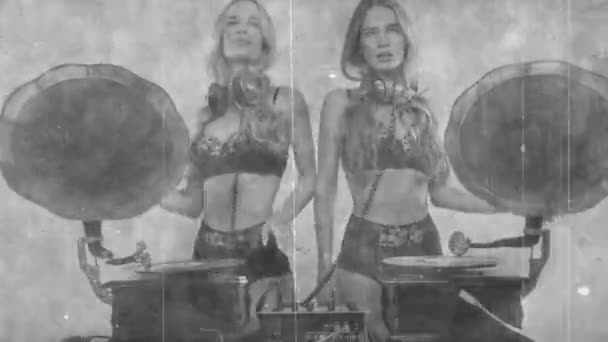 同卵双胞胎女Dj在老式留声机后面舞动 有老年电影效果 — 图库视频影像