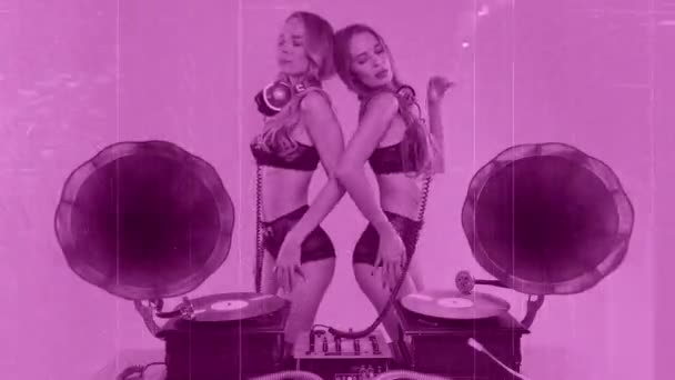 Djs Femeninos Gemelos Idénticos Bailando Detrás Gramófonos Vintage Con Efectos — Vídeo de stock