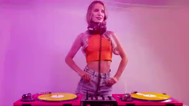 Djs Femininos Gêmeos Idênticos Dançando Atrás Gira Discos Recordes — Vídeo de Stock