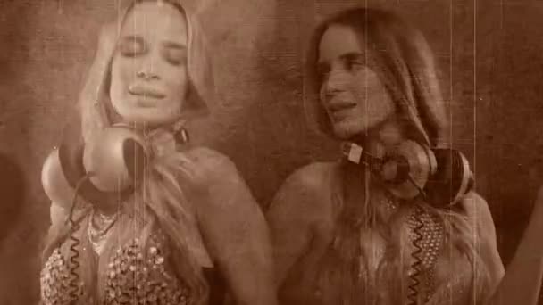Identické Dvojče Ženských Tanečnic Starými Filmovými Efekty — Stock video