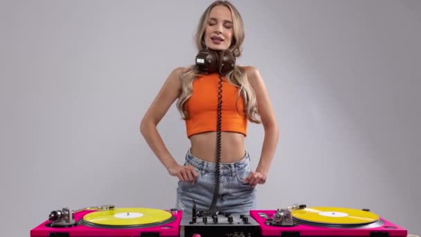 Una Bonita Bailando Detrás Tocadiscos Discos Naranja — Vídeos de Stock