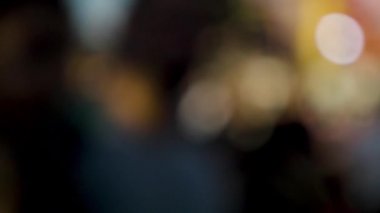 Bir kalabalığın bulanık ve yumuşak bir odak noktasında lunaparkta yürümesi.