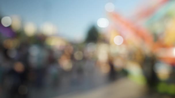 Opname Van Een Menigte Die Zich Door Een Kermis Beweegt — Stockvideo