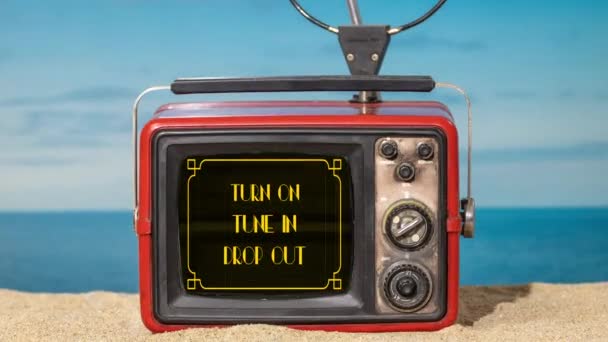 Klasyczny Telewizor Plaży Staromodnymi Tytułami Kinowymi Mówiącymi Włączcie Melodię Odpadnijcie — Wideo stockowe