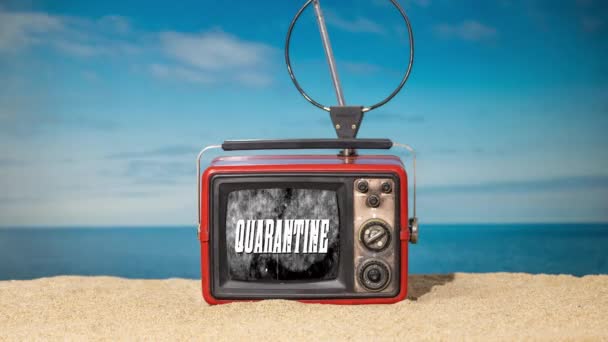 Televisore Vintage Sulla Spiaggia Con Parola Quarantena Vecchi Titoli Cinematografici — Video Stock