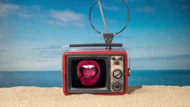 Uma Televisão Vintage Praia Com Falhas Nos Lábios Vermelhos Tela — Vídeo de Stock