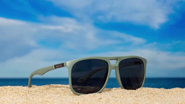 Une Paire Lunettes Soleil Sur Plage Avec Des Nuages Qui — Video