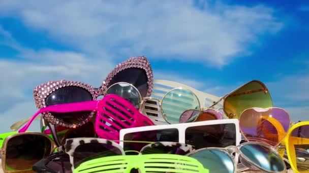 Kolekcja Okularów Przeciwsłonecznych Plaży Przelatującymi Chmurami — Wideo stockowe