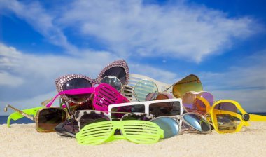 Kumsalda bulutlu güneş gözlüğü koleksiyonu. 