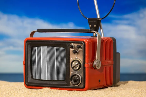 画面上の静的および壊れたグリッチを持つビーチでのヴィンテージテレビ — ストック写真