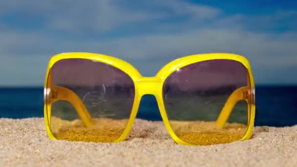 Una Secuencia Gafas Sol Cambiantes Playa Con Nubes Pasajeras — Vídeos de Stock