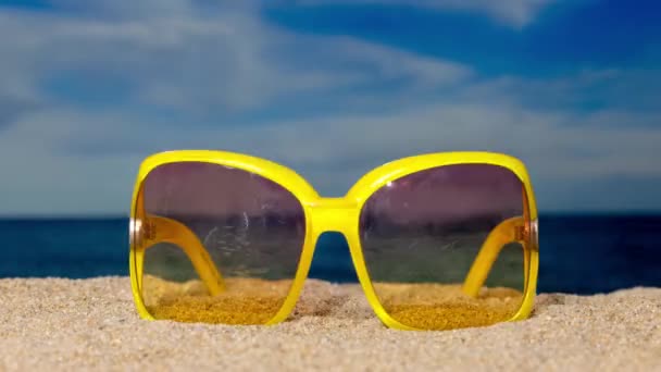 해변에 지나가는 과더불어 끊임없이 변하는 선글라스 — 비디오