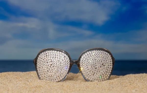 Paio Occhiali Sole Scintillanti Ricoperti Cristallo Sulla Spiaggia Con Nuvole — Foto Stock