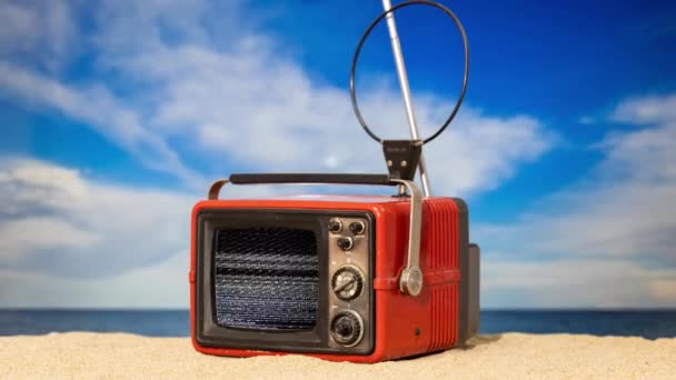 Vintage Televize Pláži Statickou Rozbitou Závadou Obrazovce — Stock video