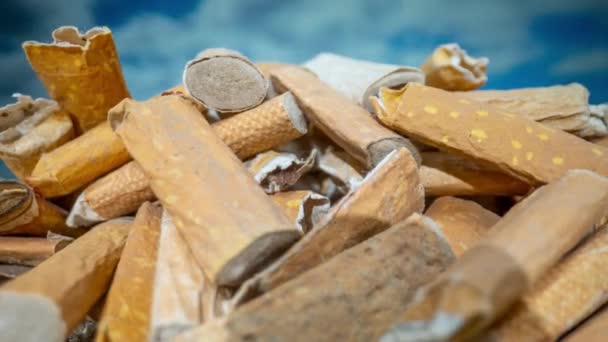 Cigarette Stubbar Tappade Och Lämnade Hög Vacker Strand Med Passerande — Stockvideo