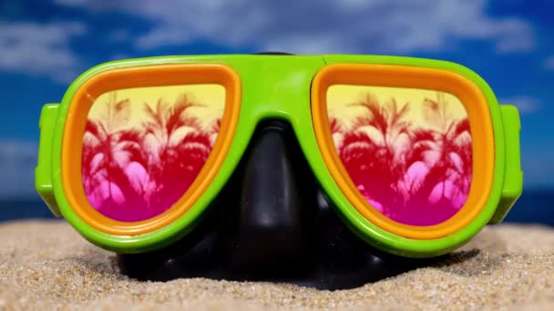 Een Vintage Snorkel Masker Het Strand Met Palmbomen Weerspiegeld Lens — Stockvideo