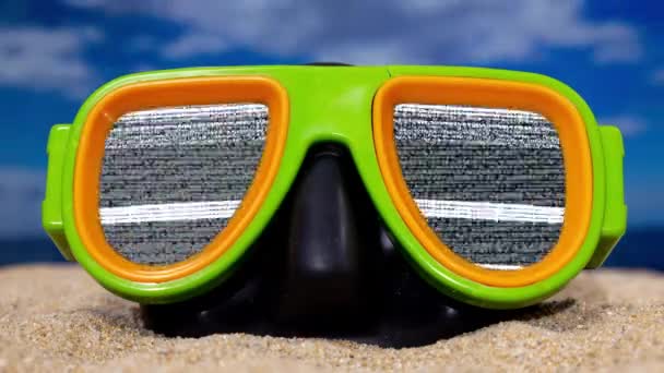 Een Vintage Snorkel Masker Het Strand Met Glitch Lens — Stockvideo