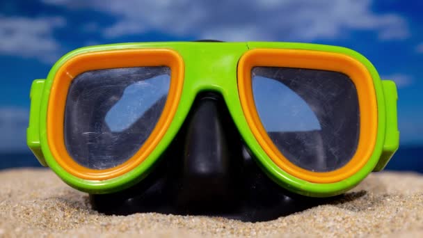 Plajda Bulutları Geçen Klasik Bir Şnorkel Maskesi — Stok video