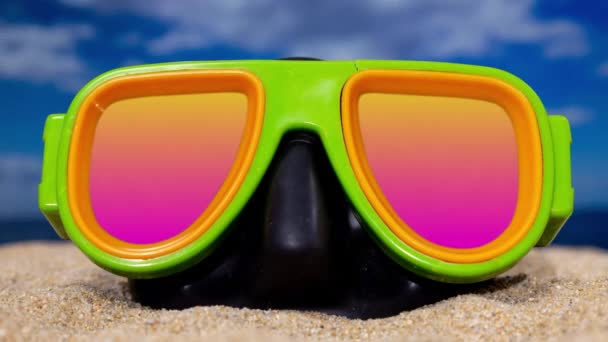 해변에 스러운 마스크를 렌즈에는 주황색 분홍색 칠해져 — 비디오