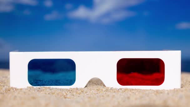 Para Okularów Plaży Przelatującymi Chmurami — Wideo stockowe