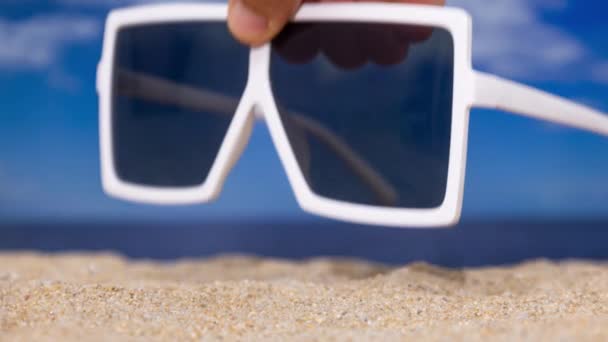 一副太阳镜被放在海滩上 — 图库视频影像