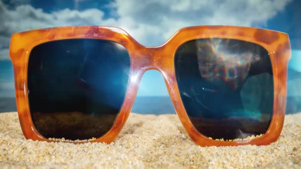 해변에 지나가는 선글라스 — 비디오