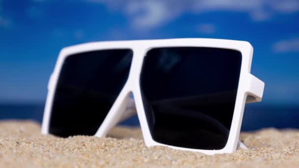 Para Okularów Przeciwsłonecznych Plaży Przelatującymi Chmurami — Wideo stockowe