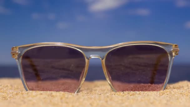 Uma Sequência Mudança Óculos Sol Praia Com Nuvens Passageiras — Vídeo de Stock
