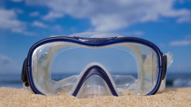 Maska Nurkowania Plaży Przelatującymi Chmurami — Wideo stockowe