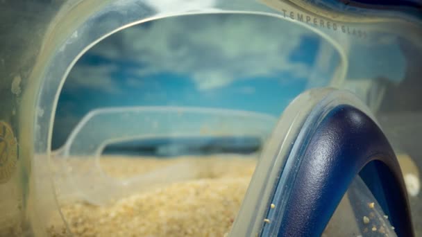 Een Snorkelmasker Het Strand Met Passerende Wolken — Stockvideo