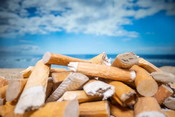 Αποκόμματα Τσιγάρων Έπεσαν Και Αφέθηκαν Μια Στοίβα Μια Όμορφη Παραλία — Φωτογραφία Αρχείου