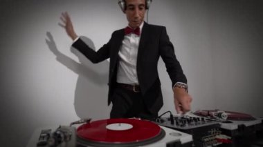 Havalı bir Djing şık bir takım elbise giyiyor.