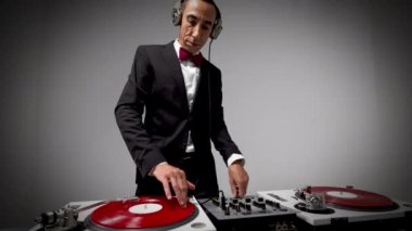 Havalı bir Djing şık bir takım elbise giyiyor.