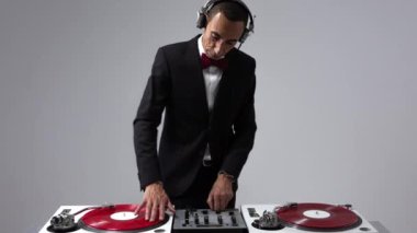 Havalı bir Djing şık bir takım elbise giyiyor.