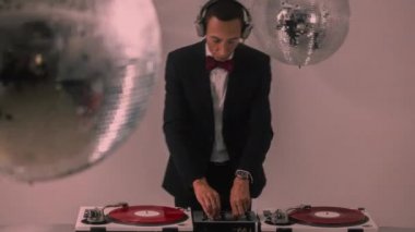 Havalı bir Djing şık bir takım elbise giyiyor.