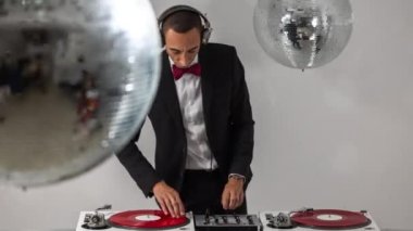 Havalı bir Djing şık bir takım elbise giyiyor.