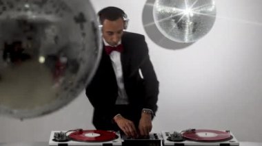 Havalı bir Djing şık bir takım elbise giyiyor.