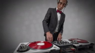 Havalı bir Djing şık bir takım elbise giyiyor.