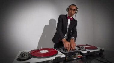 Havalı bir Djing şık bir takım elbise giyiyor.